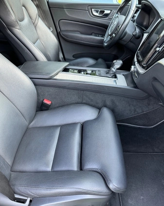 Volvo XC 60 cena 119000 przebieg: 241670, rok produkcji 2018 z Warszawa małe 191